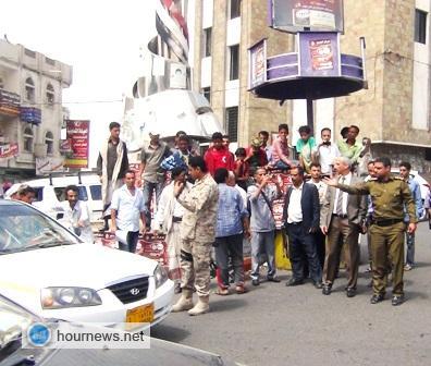 شاهد بالصور : محافظ تعز ينظم حركة المرور وسط الجولة، ويضبط دراجة نارية بنفسه