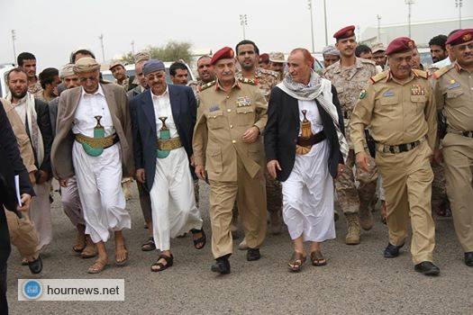 صور جديدة أثناء استقبال جثة الشهيد البطل العميد القشيبي (علي محسن بجوار وزير الدفاع) والاستقبال المهيب