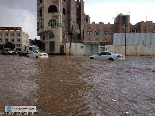 بالصور: أمطار غزيرة على العاصمة صنعاء، والمياه تغمر الشوارع