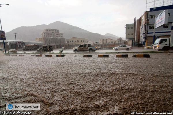 بالصور: أمطار غزيرة على العاصمة صنعاء، والمياه تغمر الشوارع