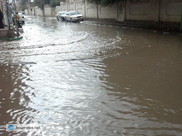 بالصور: أمطار غزيرة على العاصمة صنعاء، والمياه تغمر الشوارع