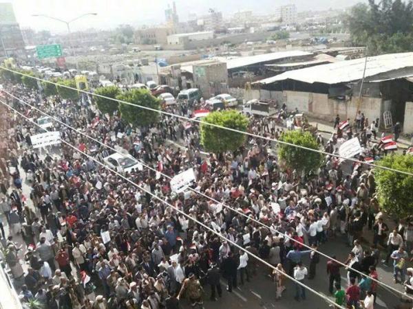 شاهد صور المليونية التي تهز العاصمة صنعاء الآن، ومصادر أولها في بالقرب من باب اليمن وآخرها في عصر (صور أبلغ بالتعبير)