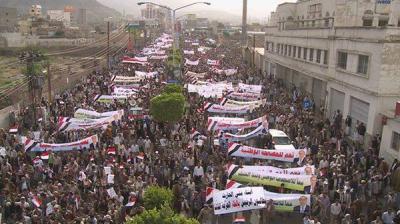 شاهد صور المليونية التي تهز العاصمة صنعاء الآن، ومصادر أولها في بالقرب من باب اليمن وآخرها في عصر (صور أبلغ بالتعبير)