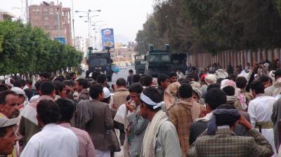 عاجل: مصفحات ومدرعات عسكرية تحاصر مخيم جديد للحوثيين في شارع المطار بصنعاء