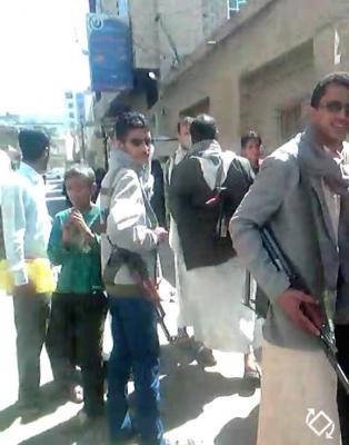 بالصور: مسلحون حوثييون يحاصرون مؤسسة التضامن التنموية الخيرية، وبداخلها 12 عاملة، تمهيداً لاقتحامها (والمديرة تستنجد)