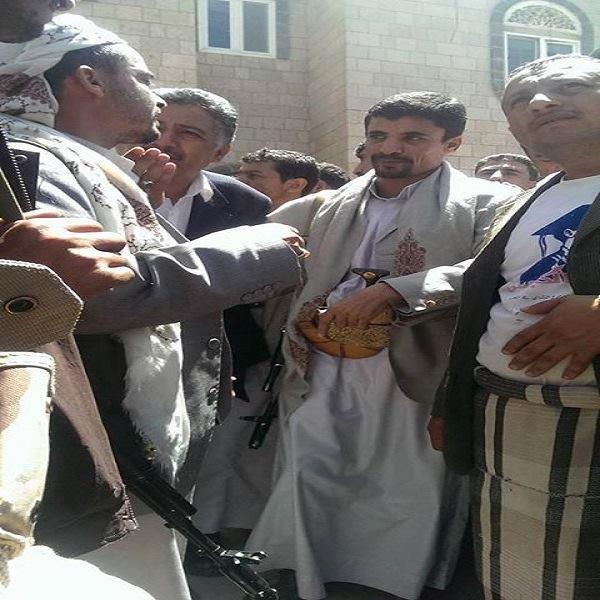  القائد الميداني لجماعة الحوثي أبو علي الحاكم يظهر في مقر "الفرقة مدرع" (صـور)