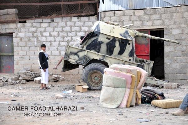 شاهد بالصور: المواطنون يأخذون حصتهم وينهبون ما تبقى من الفرقة الاولى مدرع أمس