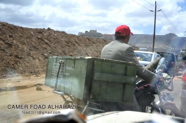 شاهد بالصور: المواطنون يأخذون حصتهم وينهبون ما تبقى من الفرقة الاولى مدرع أمس