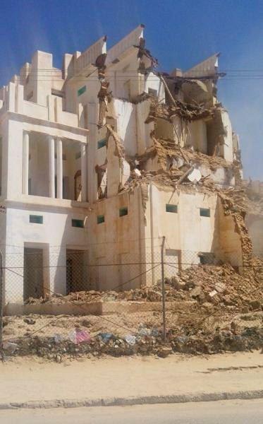 بالصور: تهديم قصر الرياض التاريخي بتريم أمام أعين الجميع