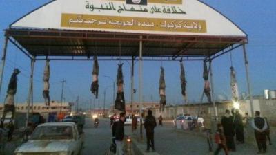 بالصور.. "داعش" يعلق جثث قتلى الجيش العراقي 
