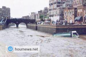 بالصور: امطار غزيرة على العاصمة صنعاء، وسيول تجرف الناس والسيارات بالسائلة