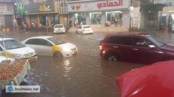 شاهد بالصور: السيول تغمر شوارع صنعاء بشكل كلي حتى الرصيف