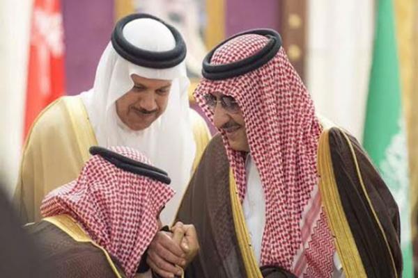 شاهد صورة "محمد بن سلمان" ينحني ليقبل يد هذا المسئول السعودي، والملك سلمان يبتسم مع بن حمد