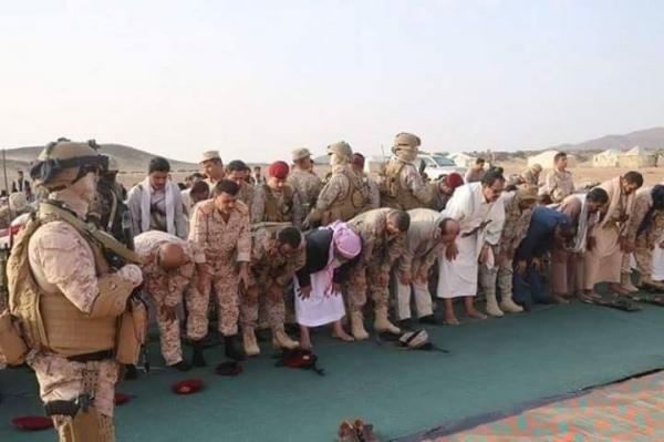 علي محسن وعبدربه منصور هادي يؤديان صلاة العيد في اليمن والسعودية