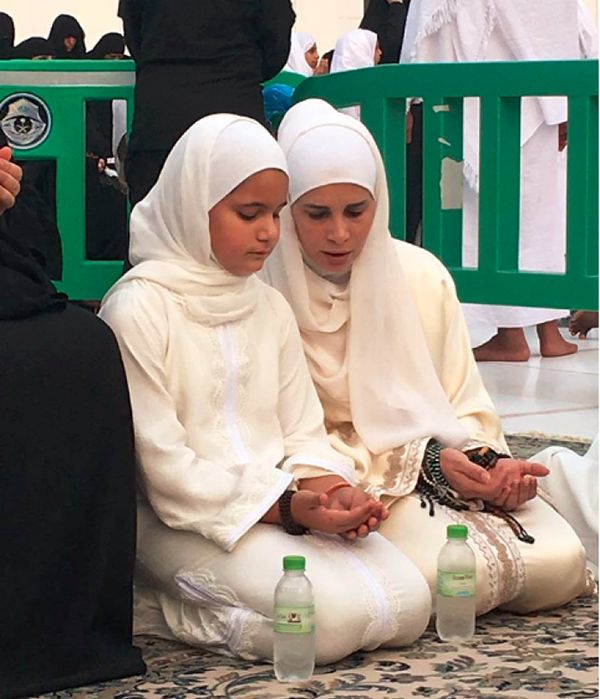 بالصور: الأميرة هيا زوجة حاكم دبي وابنتها تؤديان مناسك العمرة