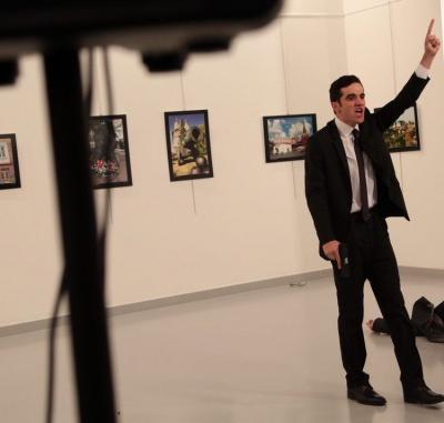 شاهد بالصور والفيديو.. لحظة اغتيال السفير الروسي في تركيا وهذا ما قالته الخارجية الروسية