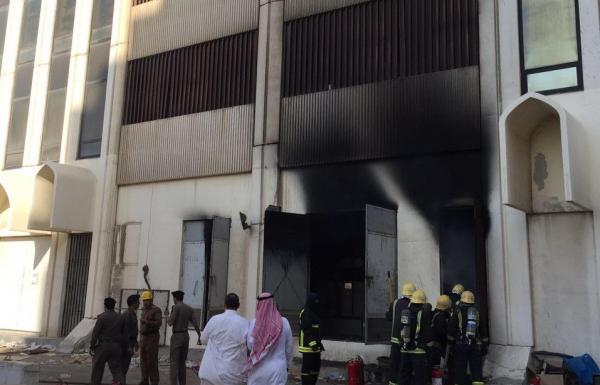 بالصور: حريق بمقر شركة توريد سيارات في جدة يسفر عن اخلاء ربع ألف شخص