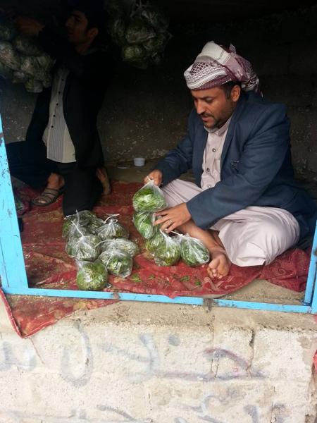 «مقبل الكوكباني» من طيار يمني يجوب السماء إلى بائع قات (صور)