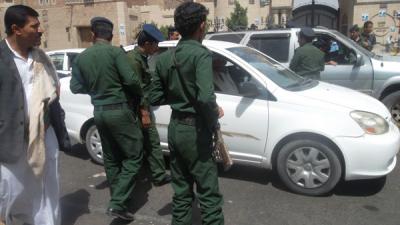 بالصور: أمانة العاصمة تدشن حملة جديدة لنزع السلاح بتواجد امني كبير في الشوارع الرئيسية