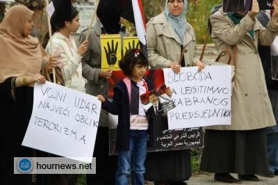 ألمصريون يحتجون أمام سفارة بلدهم على محاكمة رئيسهم الشرعي في سراييفو