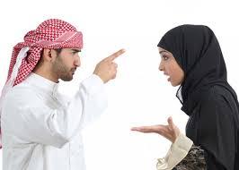  ضربها وسبّها ورفض أيّ مبادرة للصّلح .. سعودي يُطلّق زوجته بسبب “كريستيانو رونالدو”!