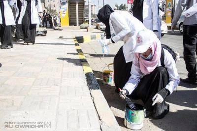 جنود وشباب وشابات ومواطنين يشاركون في تنظيف العاصمة صنعاء  (صور)