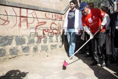 جنود وشباب وشابات ومواطنين يشاركون في تنظيف العاصمة صنعاء  (صور)