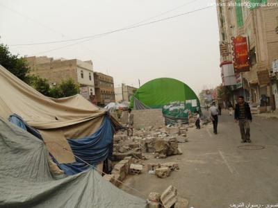 صنعاء : إزالة عشرات الخيام من ساحة التغيير والشباب المستقل يرفض رفع الخيام حتى تتحقق كافة أهداف الثورة(صور)