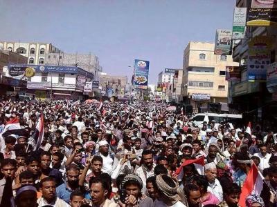 المحافظات اليمنية تنتفض في وجه جماعة الحوثي حفاظا على الجمهورية ومكتسبات الثورة ودعوات للرئيس بتلبية مطالب الاصطفاف الوطني وإرغام جماعة الحوثي بتسليم اسلحتها والعاصمة على موعد لأكبر انتفاضة شعبية في تاريخها ( صور ) 