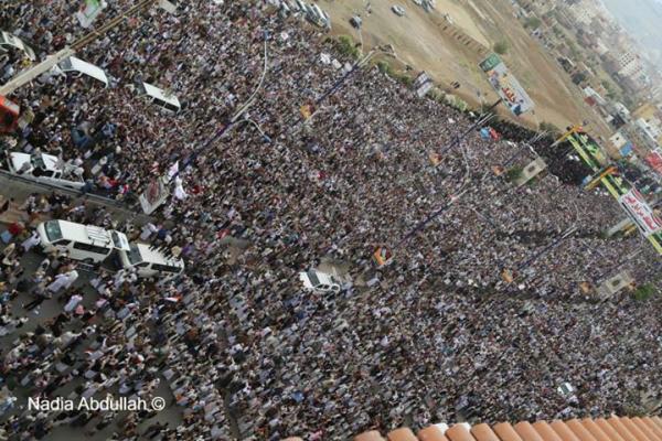 رفعوا علم اليمن عاليا .. حشود مليونية رفضا لارهاب جماعة الحوثي ودعما للاصطفاف الوطني ( صور ) 