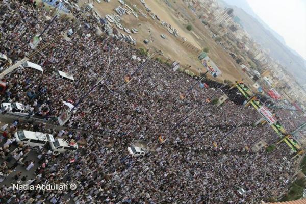 رفعوا علم اليمن عاليا .. حشود مليونية رفضا لارهاب جماعة الحوثي ودعما للاصطفاف الوطني ( صور ) 