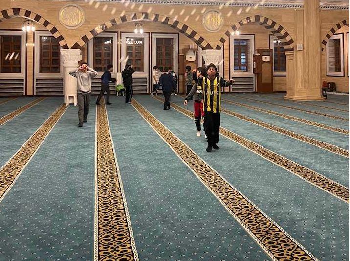 شاهد أطفال يلعبون كرة قدم داخل مسجد في تركيا.. وداعية مصري يعلق