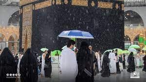 شاهد هطول زخات المطر على بيت الله الحرام 