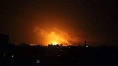 اليمن : شاهد بالفيديو قصف كلية الطيران بصنعاء من قبل طائرات التحالف مساء الليلة