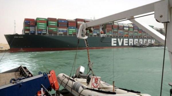 النفط يهبط مع بدء تحريك سفينة الحاويات الجانحة في قناة السويس