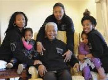 العالم يحتفل بعيد ميلاد مانديلا الثالث والتسعين 